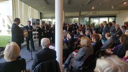 M. Eric FALT, Sous-Directeur Général pour les Relations Extérieurs de l'UNESCO et un représentant du Comité de Liaison ONG-UNESCO s'adressent aux ONG et au Etats membres