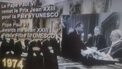 Pope Paul VI remet le Prix Jean XIII pour la Paix à l'UNESCO